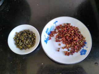 4、辣子鸡,花椒麻椒备好