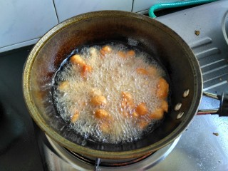 5、辣子鸡,锅里放少半锅油，油热把鸡胸肉放入炸熟，是炸熟哦，后面炒的时候是爆炒，缩短炒制时间