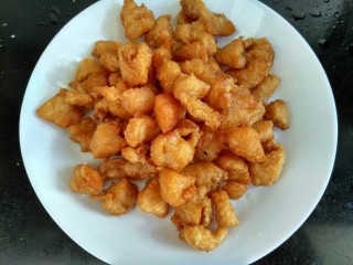 6、辣子鸡,炸好的鸡肉捞出控油