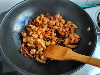 9、辣子鸡,转大火，把鸡胸肉倒入爆炒