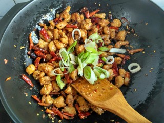 11、辣子鸡,最后放入葱段，翻炒几下即可出锅