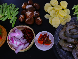 1、香辣干锅虾这样做秒杀饭店,食材及配料：鲜虾500g    配菜选择自己喜欢的  姜丝适量   蒜片适量  洋葱30g   干辣椒适量｛根据个人口味增减｝   杭椒适量   花椒粒2g  豆瓣酱10g   火锅底料一小块 孜然粉2g    生抽10g   料酒15g    蚝油8g  盐2g   鸡精2g   芝麻适量 芹菜适量  