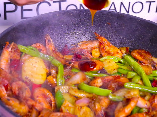 10、香辣干锅虾这样做秒杀饭店,加入生抽 料酒 蚝油 盐翻炒均匀