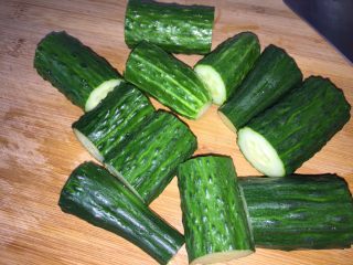 2、脆皮酱黄瓜,切成五公分左右的小段。