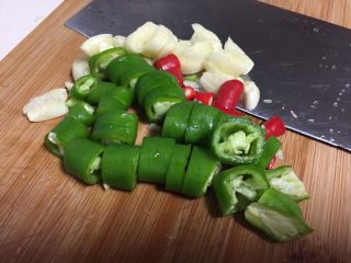 8、脆皮酱黄瓜,辣椒、大蒜切碎备用。