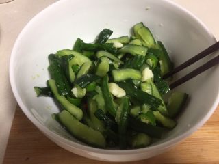 9、脆皮酱黄瓜,辣椒和大蒜放入腌制好的黄瓜里拌匀。