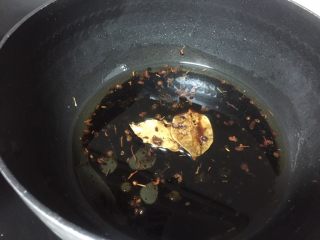 11、脆皮酱黄瓜,加入清水、生抽、冰糖小火煮开,再煮三分钟左右关火。