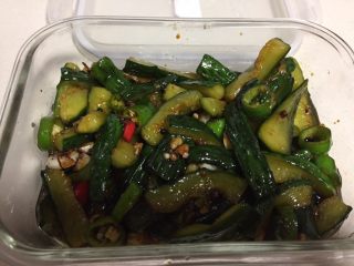 13、脆皮酱黄瓜,装进乐扣盒子里。