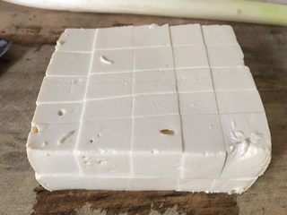 10、麻婆豆腐,切成小方块