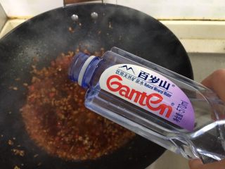 24、麻婆豆腐,煸炒后加入矿泉水