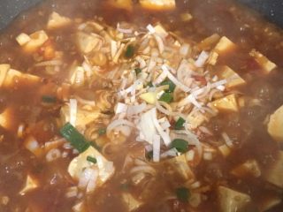 30、麻婆豆腐,加入葱花准备出锅