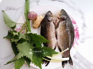 1、凉拌鲫鱼,准备食材。