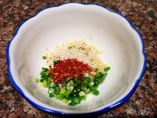 7、凉拌鲫鱼,放入一勺辣椒面和白芝麻。