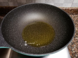 8、凉拌鲫鱼,热锅倒油烧至八成热。