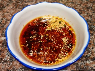 11、凉拌鲫鱼,在调味汁中加入适量生抽、醋、白糖、盐、花椒油、鸡精，搅拌均匀。