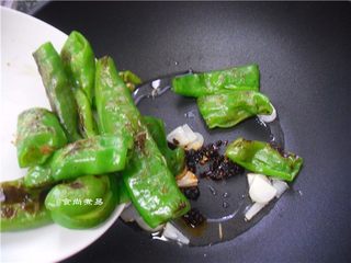 9、酱香虎皮尖椒,倒入煸好的辣椒、翻炒均匀