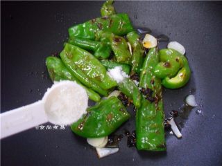 11、酱香虎皮尖椒,加入少许白糖