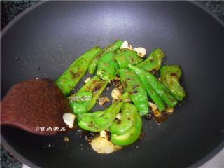 12、酱香虎皮尖椒,翻炒均匀即可