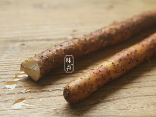 2、山药枸杞尾龙骨汤,铁棍山药是山药中的极品,具有补中益气、消渴生津、益精养颜、健脾益胃、延缓衰老以及调节内分泌等作用。