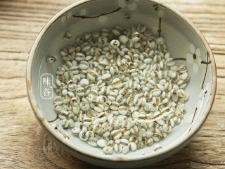 4、山药枸杞尾龙骨汤,薏米提前浸泡半小时。