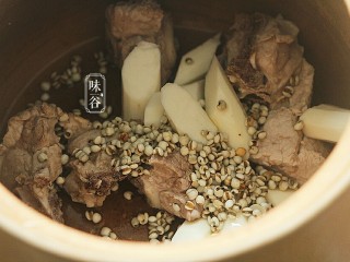 8、山药枸杞尾龙骨汤,将薏米、山药、猪骨和姜片一起放进锅里。