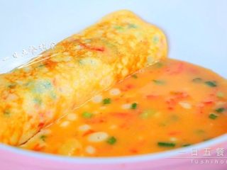 9、番茄土豆银鱼厚蛋烧,重复以上步骤直至蛋液用完，最后煎成一个厚厚的厚蛋饼。