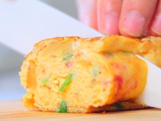 11、番茄土豆银鱼厚蛋烧,切成段即可食用。土豆泥使蛋卷异常的嫩，但土豆泥的量不能再加了，再加会不成形。炒过的番茄泥加在蛋卷里，最终即使不加任何酱料也很好吃。