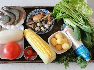 2、部队火锅,食材准备好。