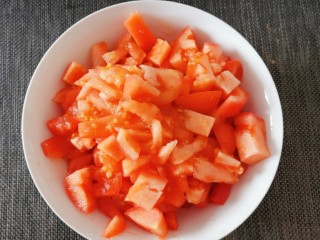 3、部队火锅,番茄去皮切丁。