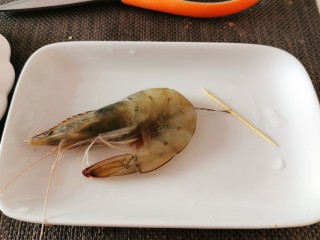 5、部队火锅,挑出虾线。