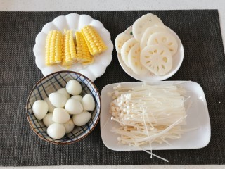 6、部队火锅,鹌鹑蛋煮熟去壳，玉米切段，藕切片。