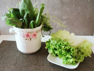 7、部队火锅,青菜类清洗干净备用。