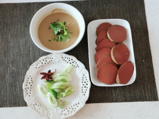 8、部队火锅,鸭血切片，葱切片。