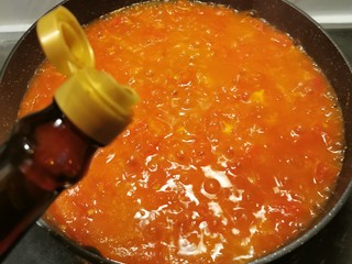 9、部队火锅,起油锅放入番茄榨成番茄汁 放入1汤匙酱油。