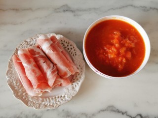 10、部队火锅,番茄酱炒好  肉卷从冰箱取出。