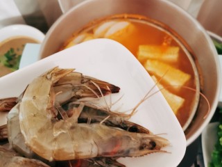 12、部队火锅,依次放入玉米 藕片 豆泡 虾 