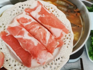 13、部队火锅,放入肉卷