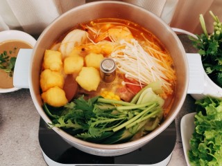 14、部队火锅,最后放入金针菇 蔬菜类。