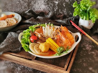 16、部队火锅,盛到碗里，蘸上调好的酱料更美味。