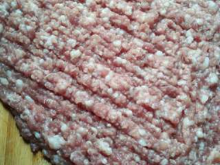 1、苏式萝卜干鲜肉月饼,猪肉洗净躲碎(粗细自己决定)。