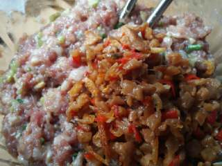 3、苏式萝卜干鲜肉月饼,再把炒好的萝卜干(需放凉)加入一起搅拌均匀,盖上保鲜膜冷藏备用。