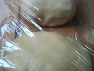 4、苏式萝卜干鲜肉月饼,水油皮,油酥所有材料混合揉成光面团,盖上保鲜膜松弛30分钟左右。