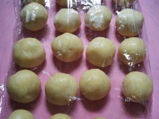 5、苏式萝卜干鲜肉月饼,把松弛好的水油皮和油酥分别分成12等份,撮圆盖上保鲜膜。