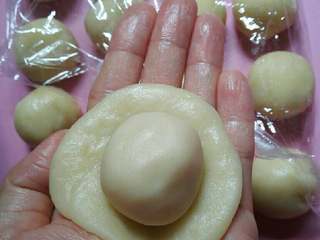 6、苏式萝卜干鲜肉月饼,把水油皮压扁,放入油酥。