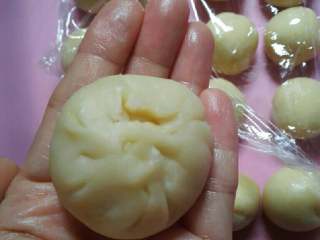 7、苏式萝卜干鲜肉月饼,包好收紧收口,全部包好后盖上保鲜膜,松弛15 分钟左右