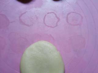 8、苏式萝卜干鲜肉月饼,取一面团压扁。