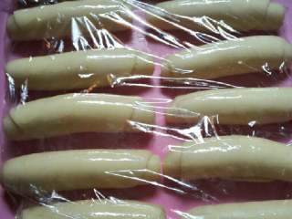 11、苏式萝卜干鲜肉月饼,全部卷好盖上保鲜膜松弛15分钟左右。