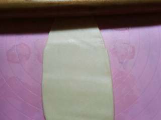 9、苏式萝卜干鲜肉月饼,擀开呈牛舌状。