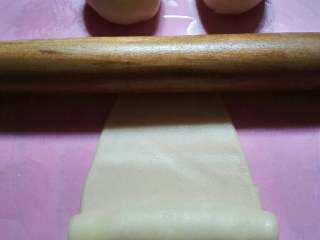 10、苏式萝卜干鲜肉月饼,往前卷起。