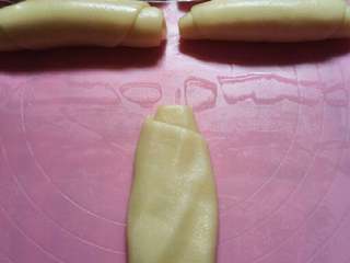 12、苏式萝卜干鲜肉月饼,取一面卷压扁。